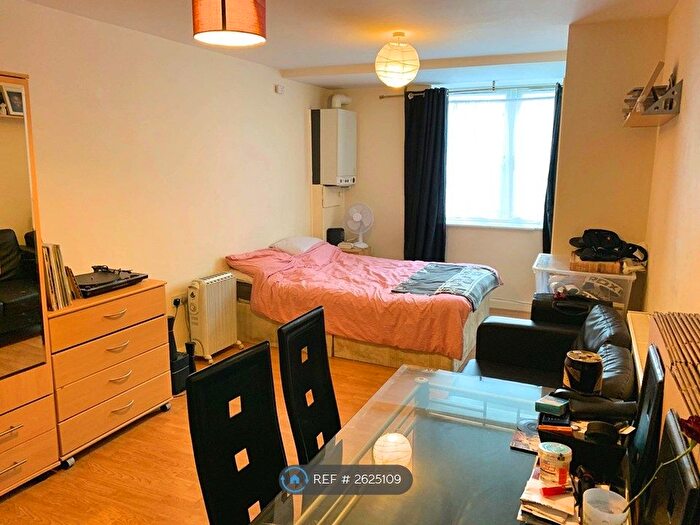 Studio To Rent In Ivory Court, London, E9