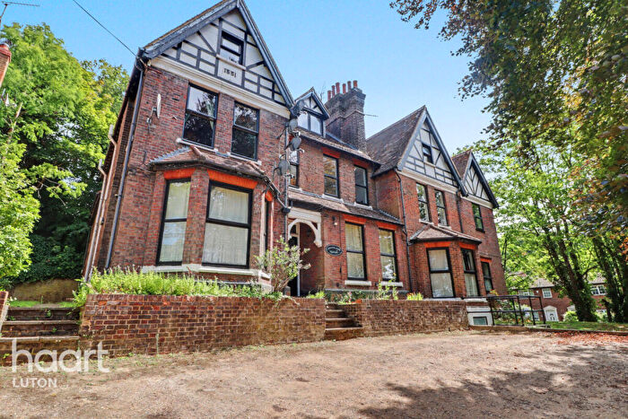 1 Bedroom Apartment For Sale In Hart Hill Drive, Luton, LU2