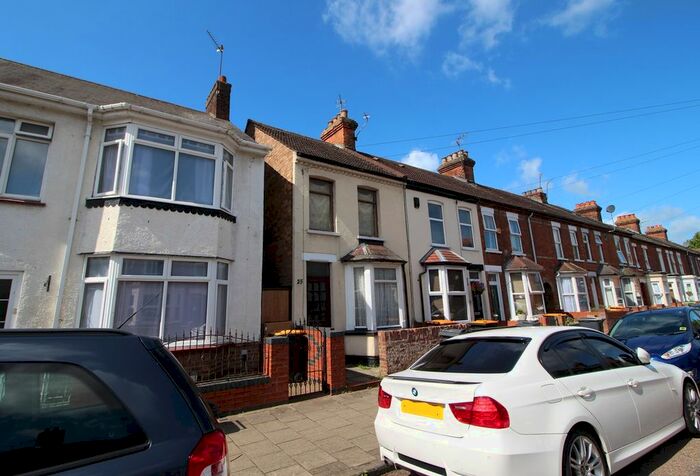 3 Bedroom Terraced House To Rent In Churchville Road, Bedford, MK42