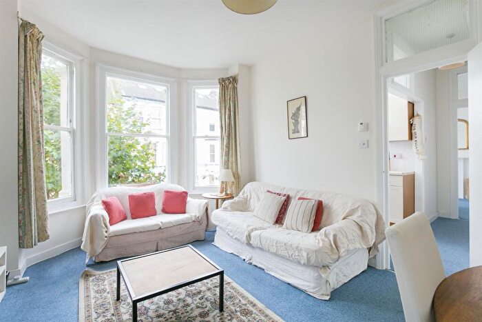 2 Bedroom Flat To Rent In Strathblaine Road, London, SW11