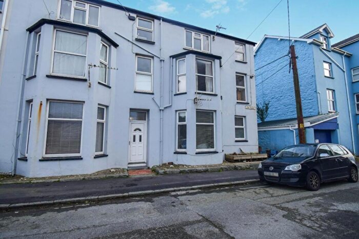 3 Bedroom Flat For Sale In Queens Road, Criccieth, LL52