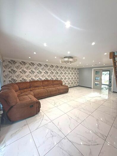 3 Bedroom End Terrace House For Sale In Bixley Close, Southall, UB2