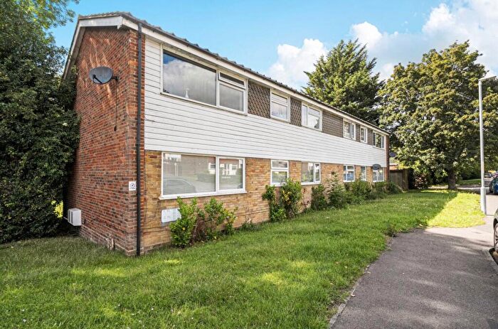 2 Bedroom Apartment For Sale In Paddock Close, South Darenth, Dartford, Kent, DA4