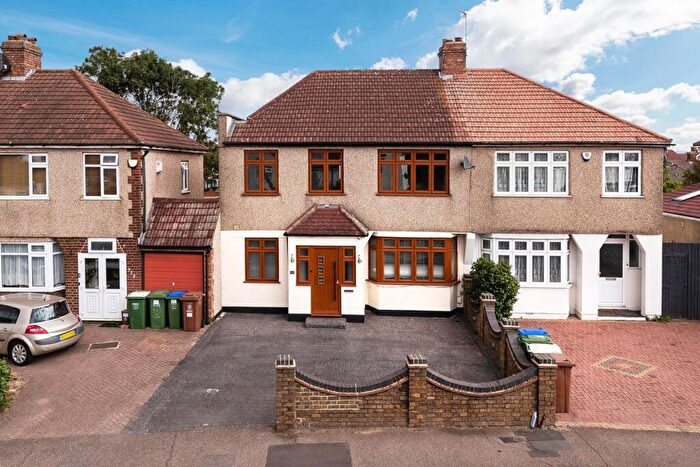 4 Bedroom Semi Detached House For Sale In Long Lane, Bexleyheath, DA7
