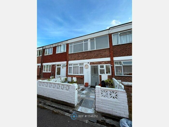 2 Bedroom Flat To Rent In Swanwick Close, London, SW15
