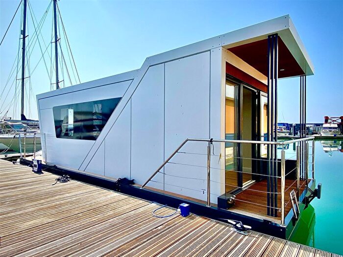1 Bedroom Houseboat For Sale In Barton Marina, Burton-On-Trent, DE13