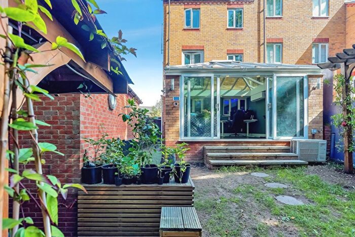 3 Bedroom Town House For Sale In Whitney Close, Raunds, Wellingborough, NN9