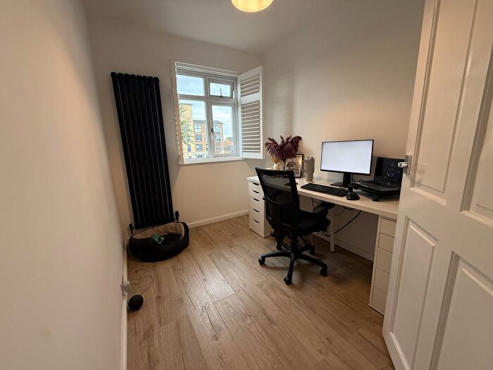 3 Bedroom Semi-detached House For Sale In Cranbourne Road, Patchway, BS34