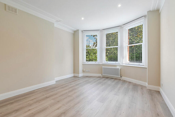 2 Bedroom Apartment To Rent In The Gardens, East Dulwich London, SE22