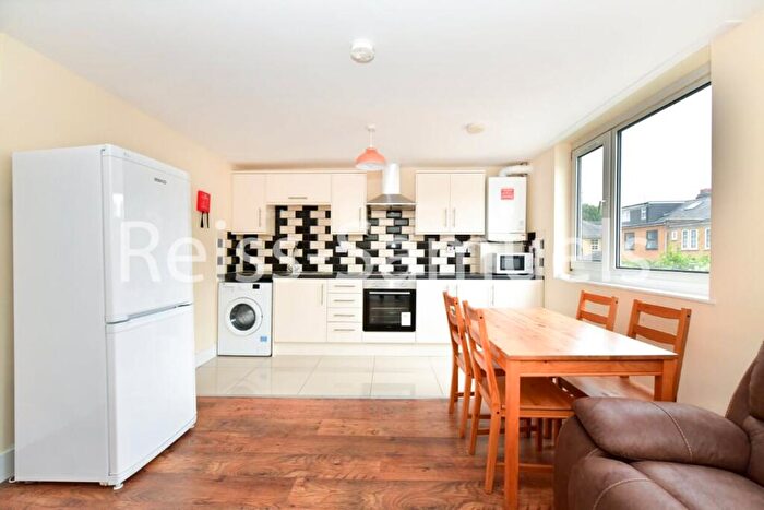 4 Bedroom Maisonette To Rent In Seyssel Street, Tower Hamlets, London, E14