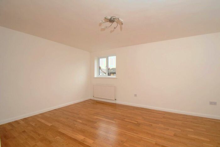 2 Bedroom Flat To Rent In Bowman Mews, Southfields, London, SW18