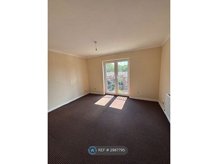 2 Bedroom Flat To Rent In Alexander Court, Salford, M5