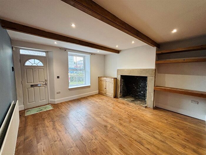 2 Bedroom End Of Terrace House To Rent In Dinting Lane, Glossop, SK13