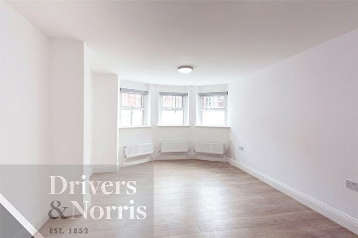 3 Bedroom Flat To Rent In Northfield Road, Stoke Newington, London, N16