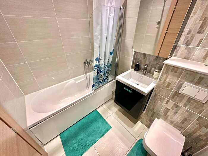 2 Bedroom Apartment To Rent In Croydon Road, Beckenham, BR3