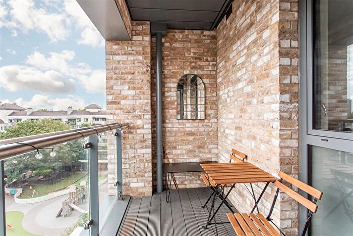 1 Bedroom Flat For Sale In St. Pauls Way, Bow, E3