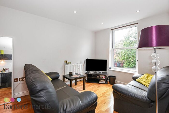 3 Bedroom Flat To Rent In Tadmor Street, Shepherds Bush, London, W12