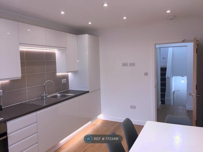 3 Bedroom Flat To Rent In Camden, London, N7