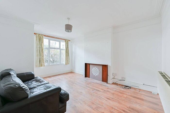 3 Bedroom Flat To Rent In Ashvale Road, Tooting, London, SW17