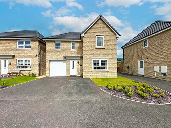 4 Bedroom Detached House For Sale In Fitch Drive, Silsden, BD20