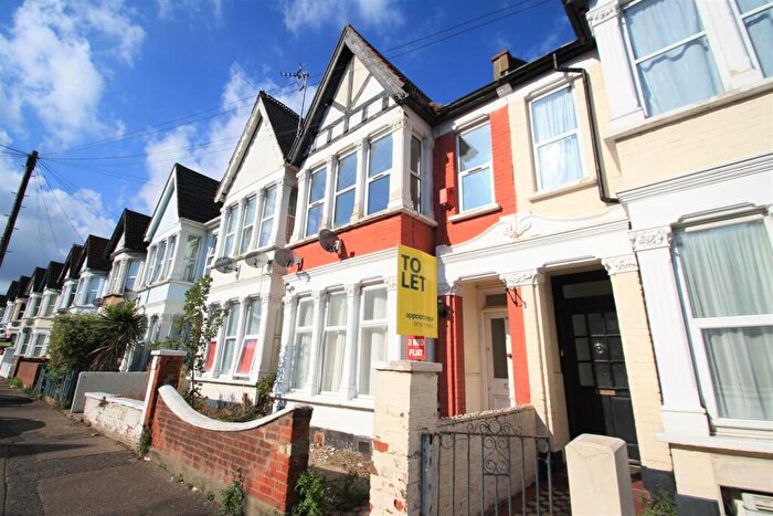 2 Bedroom Flat To Rent In Burdett Avenue, Westcliff-On-Sea, SS0