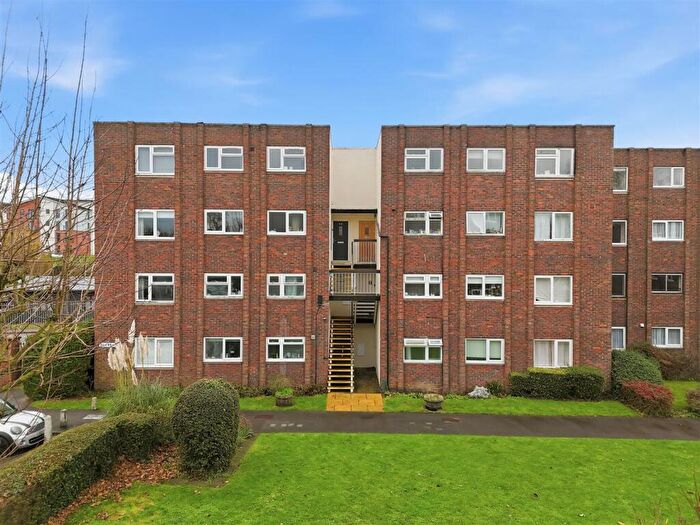 2 Bedroom Flat For Sale In Broadmeads, Ware, SG12