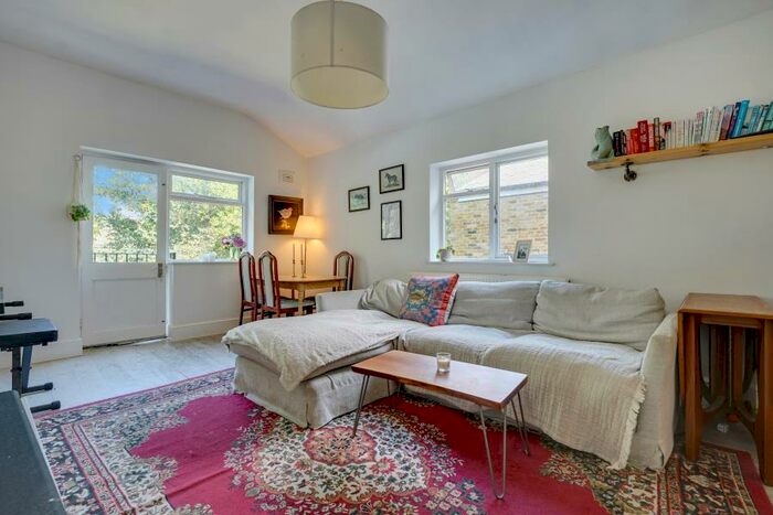 2 Bedroom Flat To Rent In Graham Road, Hackney, E8
