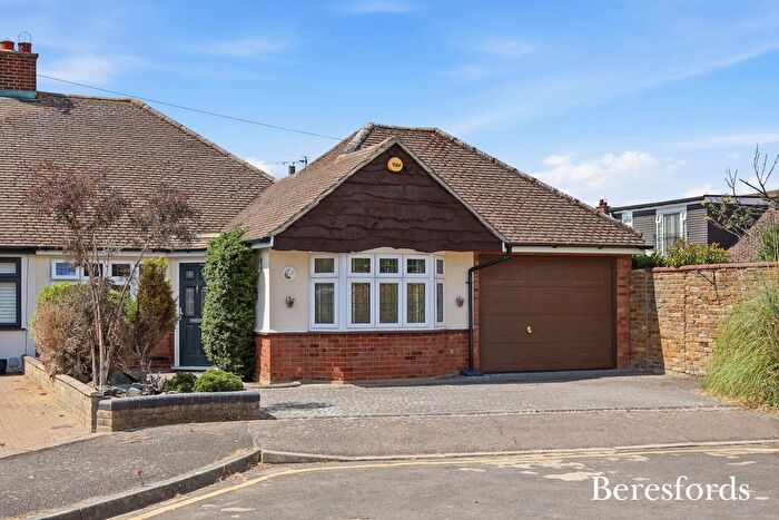 3 Bedroom Bungalow For Sale In Saffron Close, West Horndon, CM13