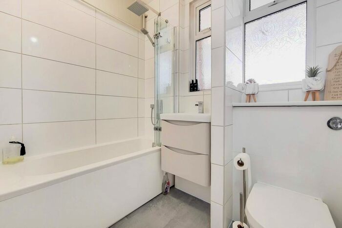 2 Bedroom Flat To Rent In Balham High Road, Wandsworth Common, London, SW17