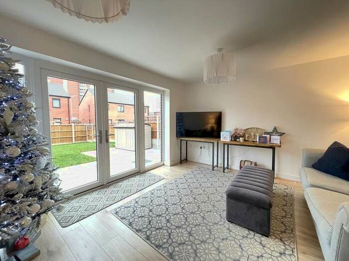 4 Bedroom Mews House To Rent In Danesdale Drive, Manchester, M4