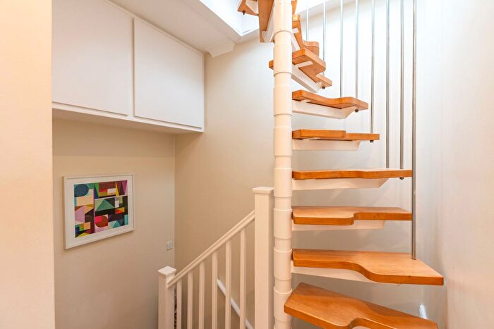 1 Bedroom Flat For Sale In Denning Road, London, NW3
