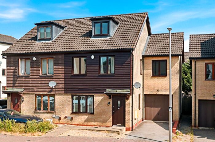 5 Bedroom Semi-Detached House For Sale In Kelling Way, Broughton, MK10