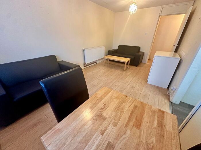 1 Bedroom Flat To Rent In Midsummer Avenue, Hounslow, TW4