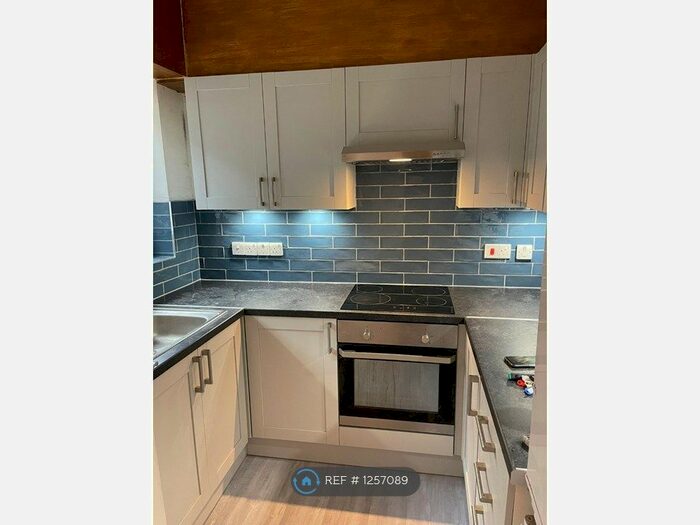 2 Bedroom Flat To Rent In High Street, Crayford DA1