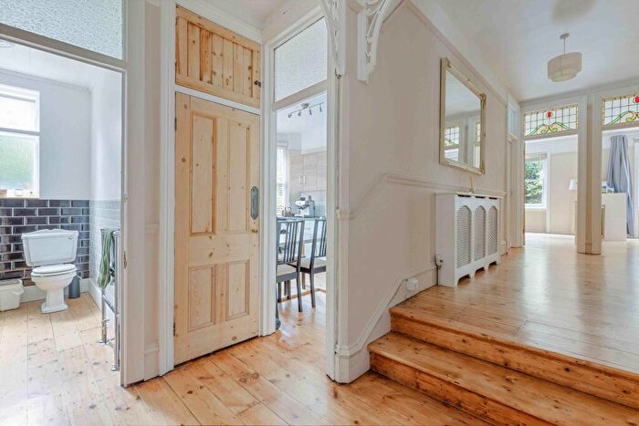 3 Bedroom Flat To Rent In Kings Garth, Forest Hill, SE23
