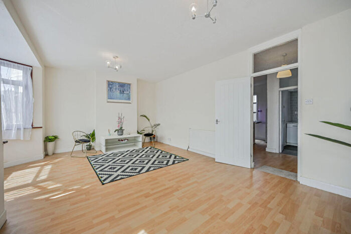 3 Bedroom Maisonette For Sale In Billet Road, Walthamstow, London, E17