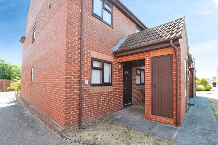 2 Bedroom Flat For Sale In Lansdowne Way, High Wycombe, HP11