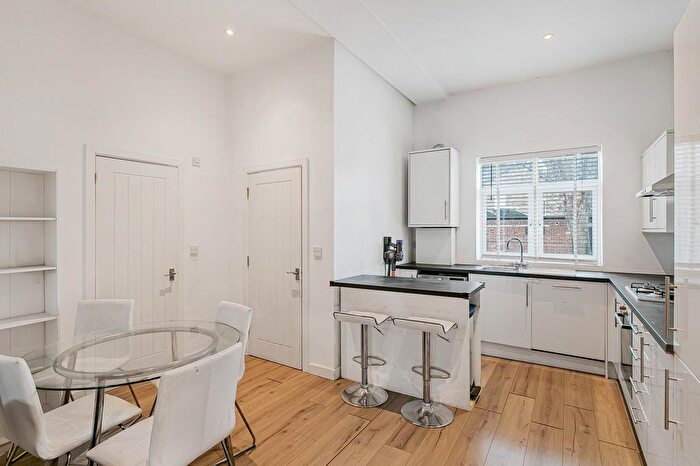 3 Bedroom Flat To Rent In Clifton Road, Isleworth, TW7