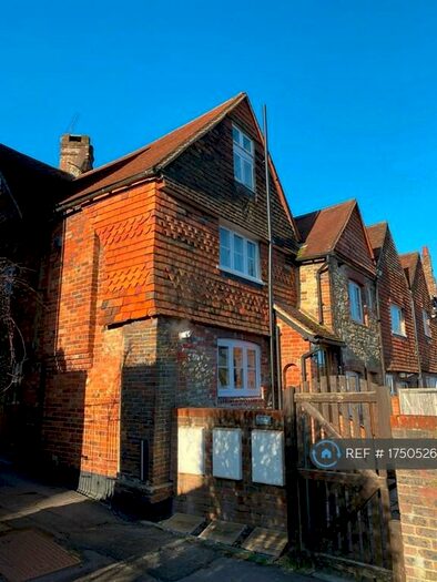 2 Bedroom Flat To Rent In Petworth Road, Haslemere, GU27