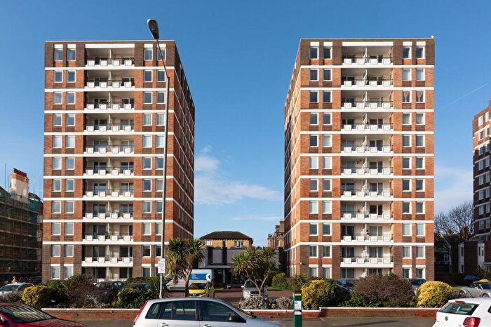 3 Bedroom Flat For Sale In Grand Avenue, Hove, BN3