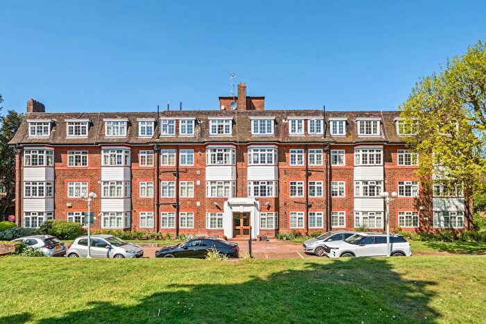 2 Bedroom Flat For Sale In Rutland Court, Denmark Hill, Camberwell, London, SE5