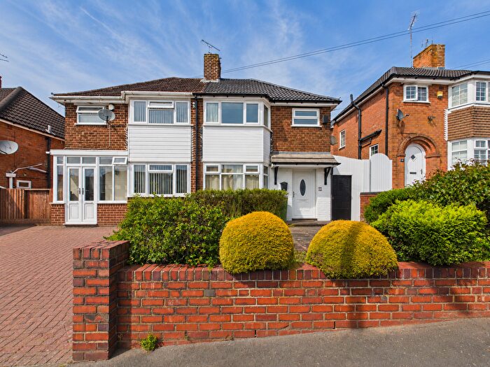 3 Bedroom Semi-Detached House To Rent In Castle Road West - Oldbury, B68