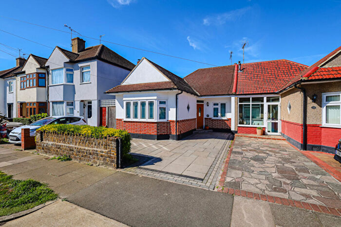 2 Bedroom Semi-Detached Bungalow For Sale In Walsingham Road, Southend-on-sea, SS2