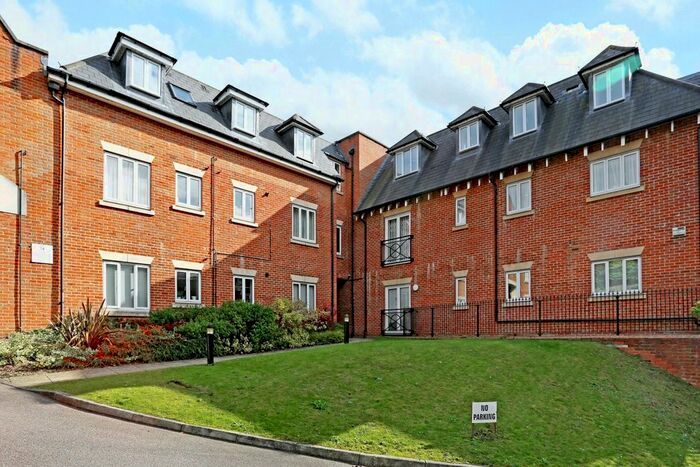 2 Bedroom Flat To Rent In Pynnacles Close, Stanmore, HA7