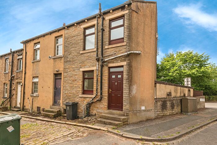 3 Bedroom End Of Terrace House For Sale In Cleckheaton Road, Oakenshaw, Bradford, BD12