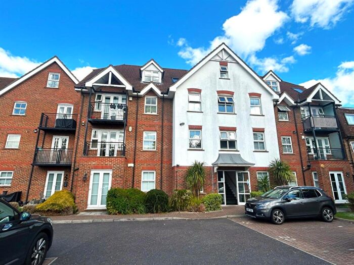 2 Bedroom Flat To Rent In Haverstock Place Heath Park Road Gidea Park, RM2
