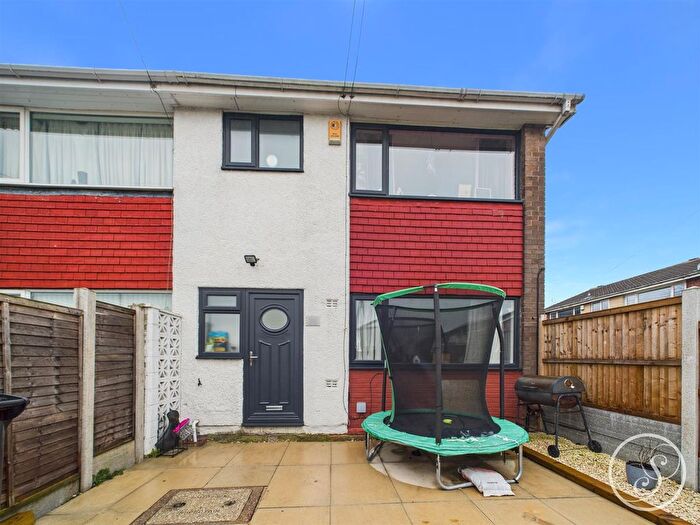 3 Bedroom End Of Terrace House For Sale In Nettleton Court, Leeds, LS15