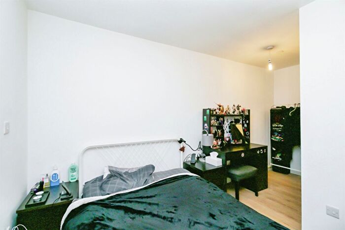 1 Bedroom Flat For Sale In Glebe Street, Penarth, CF64