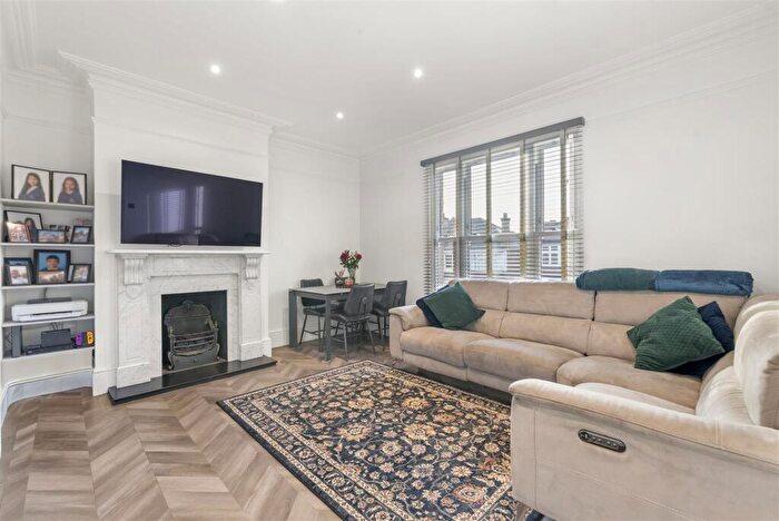 3 Bedroom Maisonette For Sale In Station Road, Winchmore Hill, N21