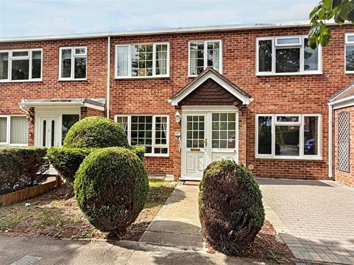 3 Bedroom Terraced House For Sale In Grove Road, Emmer Green, RG4